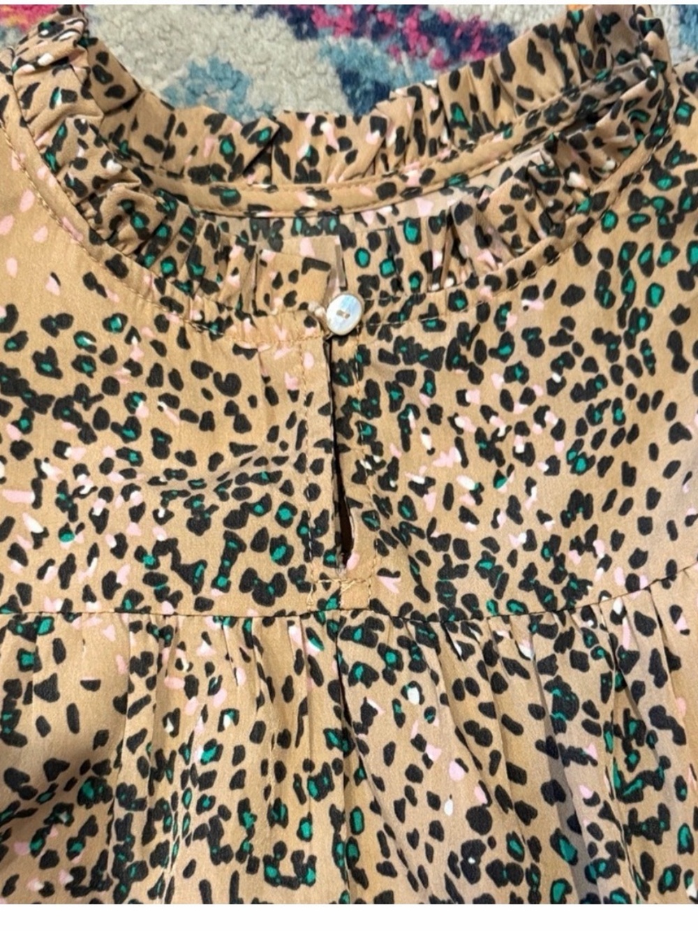 entro Beige and Green Animal Print Pintuck Mock Neck Blouse Size Large - Picture 7 of 7